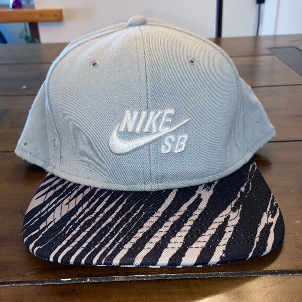 Nike - SB snap back hat